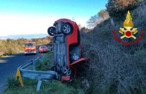 Auto si ribalta in curva, grave una donna nell’Oristanese