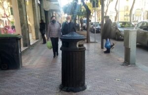 Via Dante, è polemica per cassonetto in ghisa in mezzo al marciapiede