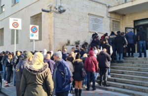 Caos passaporti a Cagliari, Ghirra: “Piantedosi venga a fare la fila”