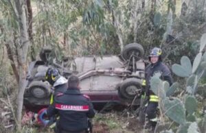 Loceri, auto finisce in fondo a una scarpata: coppia in ospedale