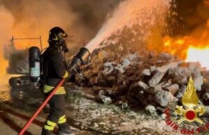 Olbia, paurosa notte di fuoco: in fumo mezzi e una catasta di legna