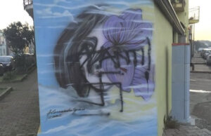 Scempio a San Gavino: murale imbrattato con simbolo e scritta nazista