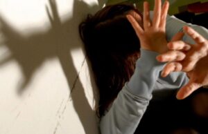 Esce di carcere e riempie di botte la ex: la donna è in fin di vita