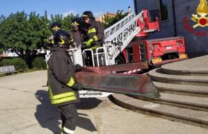 Maestrale arrogante a Olbia: volano via un albero e cartelli stradali