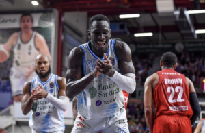 Apoteosi a Sassari, la Dinamo stende Varese e si prende il quarto posto