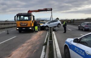 Dopo il testacoda sulla 554 l’auto finisce in bilico sul guardrail