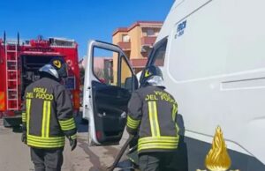 Alghero, furgone va in fiamme: pronto intervento dei vigili del fuoco