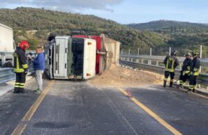 Camion tocca guardrail e si ribalta: panico per il conducente sulla 131