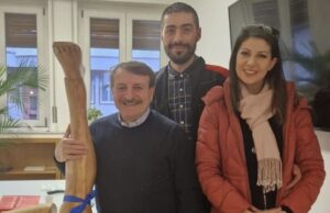 Tre uomini e una gamba: l’omaggio di Gabriele Mura a Giacomo