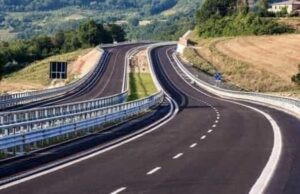 Tragedia sfiorata sulla Olbia-Tempio: masso cade sulla carreggiata