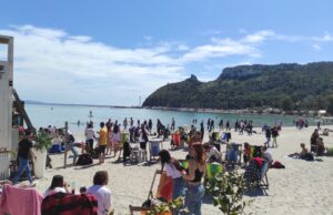 Le belle giornate chiamano il relax: pienone al Poetto di Cagliari