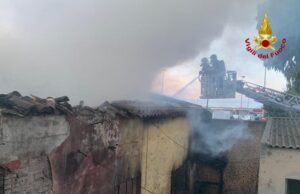 Cagliari, vasto incendio nello stabile occupato da migranti