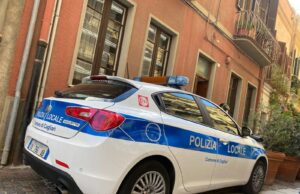 Finisce contro auto in sosta vicino a piazza Garibaldi: fermato 40enne