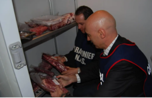 Cagliari, sporcizia e prodotti senza etichetta: multati due ristoranti cinesi