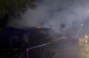 Fiamme alte a Torregrande: a fuoco un chiosco sul lungomare