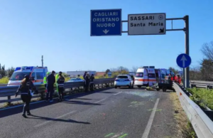 Si ribalta con l’Apecar sulla 131: muore un uomo di 68 anni