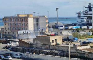 Cagliari, nuovo incendio nell’ex stabile occupato da migranti
