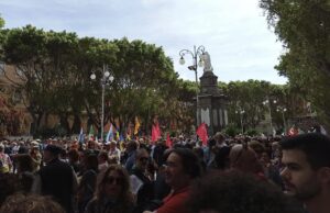Cagliari si colora di rosso per il 25 aprile: 4 mila persone in corteo
