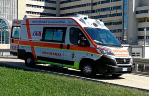 Cade da una impalcatura: 62enne in gravi condizioni al Brotzu