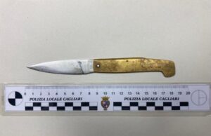 Cagliari, 20enne gira in moto senza patente e con un coltello: sanzionato