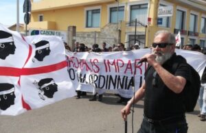 Esercitazioni in Sardegna, protesta degli antimilitaristi respinta con gli idranti