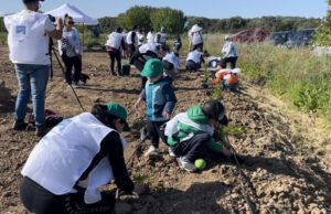 Sardara, bambini e adulti hanno piantato nuove piante nel “Giardino di Poppi”