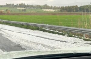 Grandinata improvvisa si abbatte sulla Sardegna: strade imbiancate e tanta paura