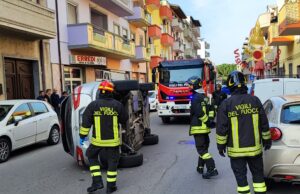 Quartu, perde il controllo dell’auto e finisce su veicoli in sosta