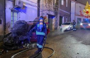 Auto con bombola gpl prende fuoco: i vigili intervengono prima di una tragedia