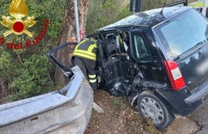 Sfonda il guardrail e si schianta: donna estratta dalle lamiere