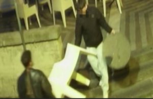 Cagliari, in due rubano tavoli e sedie al Libarium: sdegno sui social