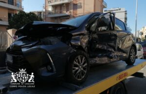 Scontro tremendo tra due auto a Cagliari: un uomo in prognosi riservata