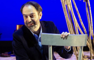 Neri Marcorè torna a teatro: gli abiti di scena arrivano da Sassari