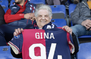 Che festa per nonna Gina! 94 anni festeggiati allo stadio col Cagliari