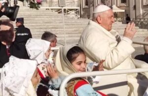 Giro tra i fedeli con Papa Francesco per i bimbi di Sennori (in abito tradizionale)