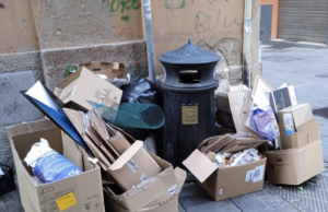 Marina, incivili in azione: gli scatoloni di via Sardegna