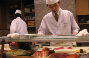 Cagliari, pranzano al sushi e scappano in auto senza pagare