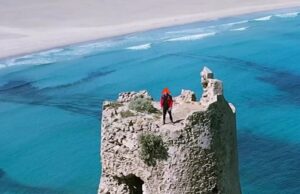 Torre di Porto Giunco a rischio: “Basta riprese coi droni per qualche like in più”