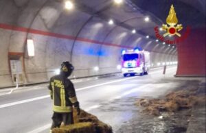 Orientale sarda, foraggio prende fuoco su furgone in galleria