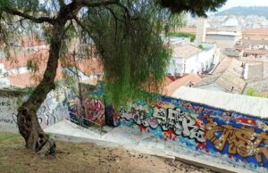 Cagliari, baby gang accerchia e aggredisce una signora in via San Saturnino