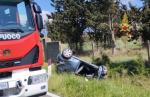 Auto finisce fuori strada a Monastir: trauma cranico per la conducente