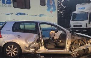 Auto sbanda e finisce su mezzo Avis: un ferito in via Flavio Gioia