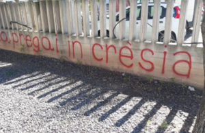 San Vero Milis, la scritta “A pregai in cresia” ha accolto la maestra sospesa