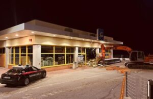 Lanusei, assalto nella notte all’Eurospin con escavatore