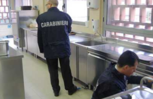 Ruggine, sporcizia e alimenti conservati male: a Cagliari chiuso bar