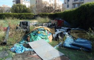 Via dei Donoratico, il parco giochi diventa una discarica