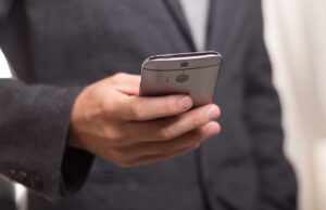 Chiamate anonime a un’avvocata sassarese: “Vi violento e vi ammazzo” smartphone