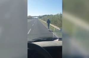 Viaggia su monopattino elettrico sulla 554: il video è virale