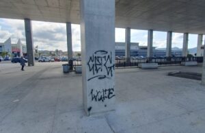 Carbonia, spuntano scritte con bombolette spray al Centro intermodale