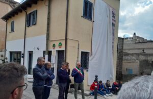Oliena omaggia Gianfranco Zola con un grande murale